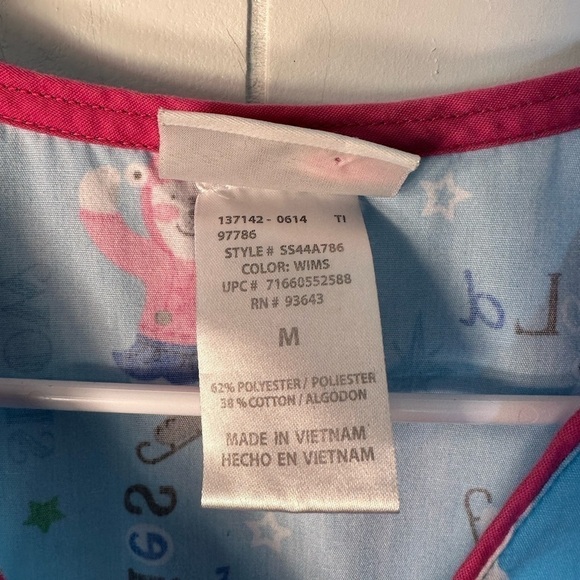 Scrub Star Winter Themed Women’s Scrub Top Size Medium - Picture 8 of 9